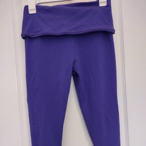 Bootyflattering Capri in deep purple. Stretch foldover waist.EUC